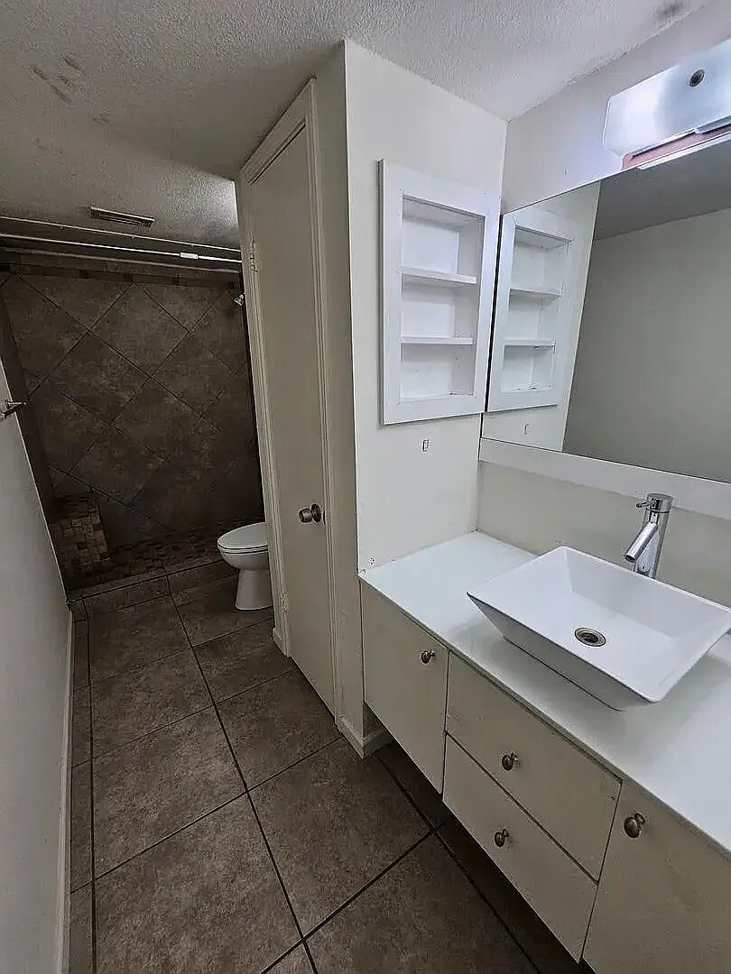 Building Photo - Room in Condo on Skillman St