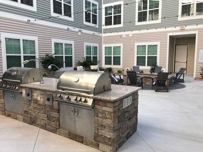 Building Photo - A0 | 1 Bed 1 Bath | 563 sf | $1500-$1770 |...