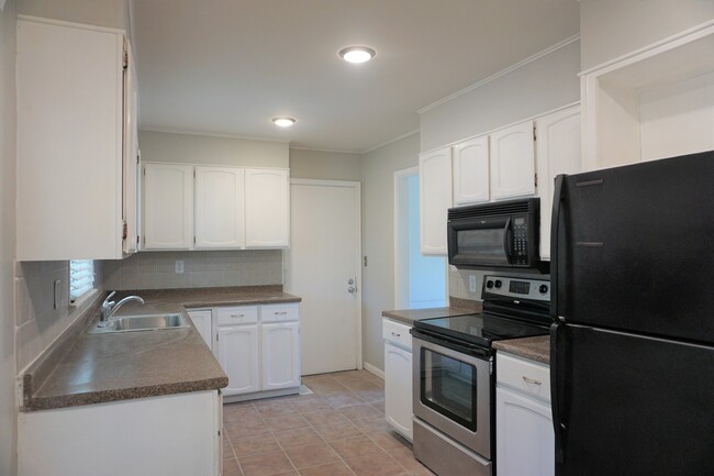 Building Photo - 3 Bed 2 Baths In Midtown Charmer With Cove...