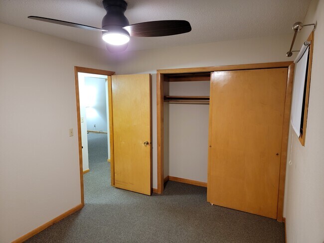 Bedroom 2 & closet - 1479 Redfield St