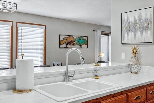 Building Photo - 6 Connie Ln