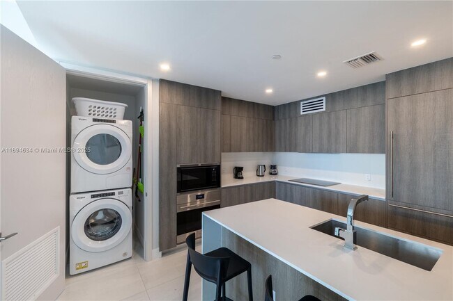 Building Photo - 17550 Collins Ave