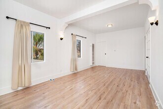 Building Photo - Cozy 1 Bed / 1 Bath with Stainless Steel K...