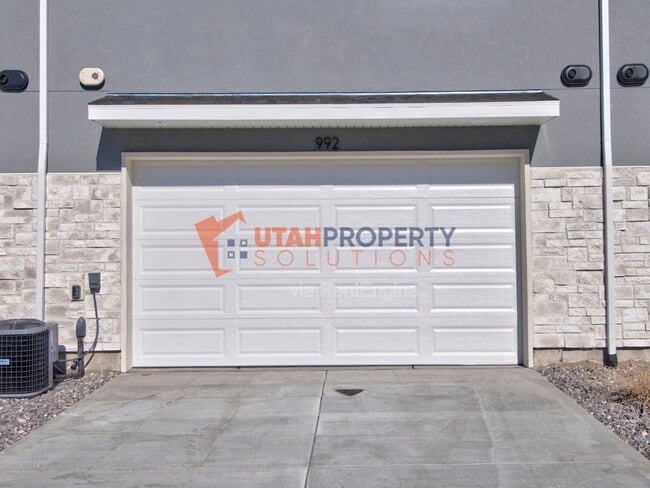 Building Photo - 992 W 380 S