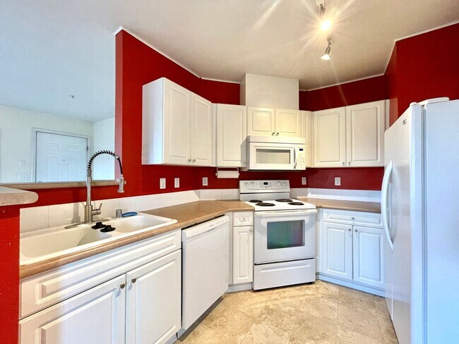 Building Photo - Spacious Top-Floor 3-Bedroom Condo