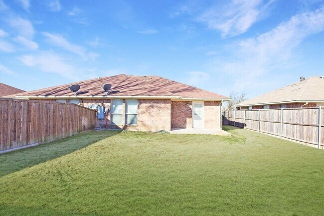 Building Photo - 933 Farmington Rd