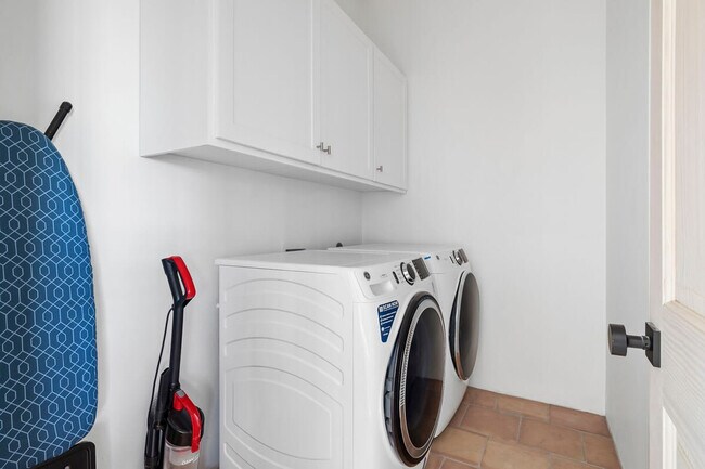 Building Photo - 2701 Bumble Bee Dr