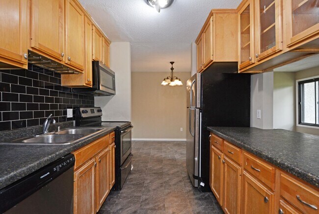 Building Photo - Spacious 3-Bed 1-Bath Condo For Rent in Ea...