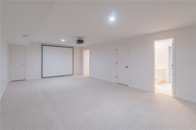 Building Photo - 530 Saddlebrook Dr