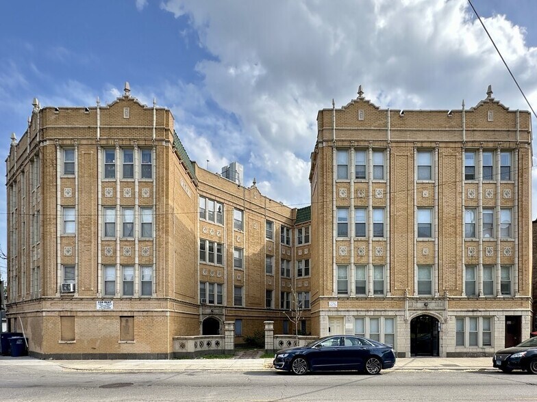 Primary Photo - 3577 N Milwaukee Ave