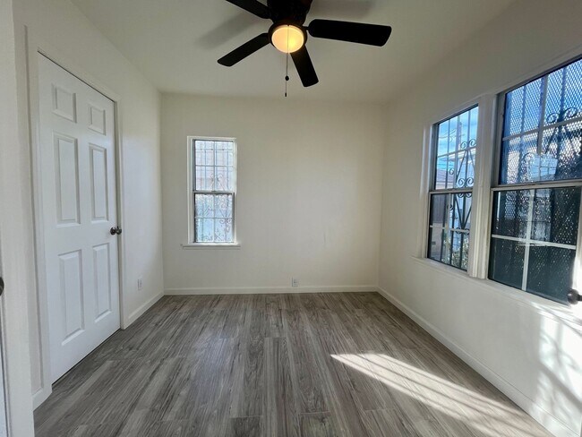 Building Photo - 6200-6202