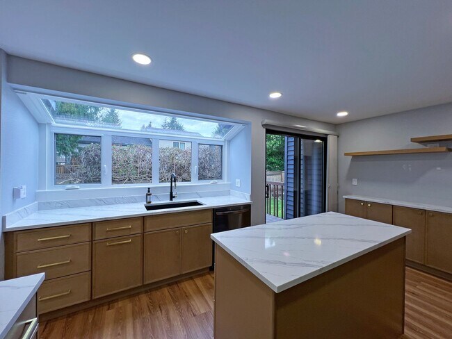 Building Photo - Gorgeous 3 Bedroom 2 Bath Home in Desirable Fairwood, Renton