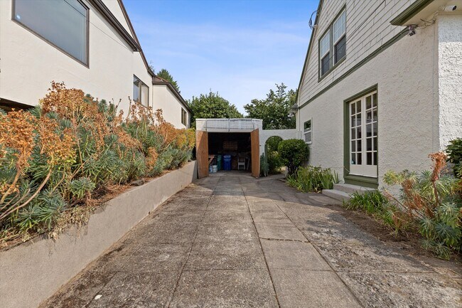 Building Photo - 7227 SE Hawthorne Blvd