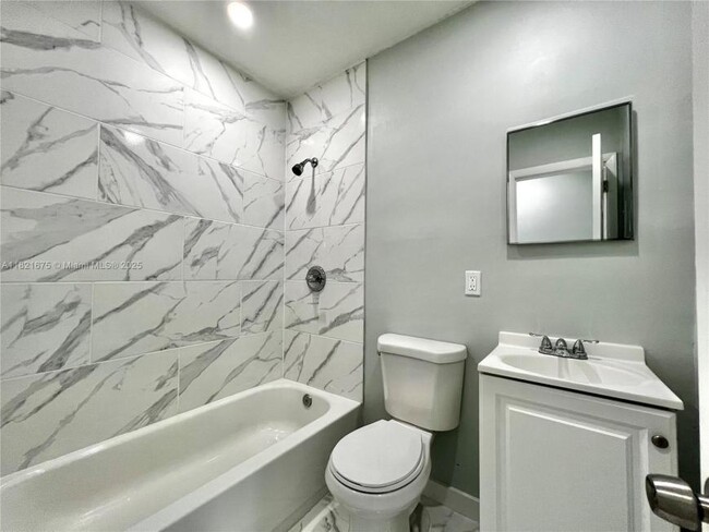Building Photo - 2 bedroom in Hallandale FL 33009