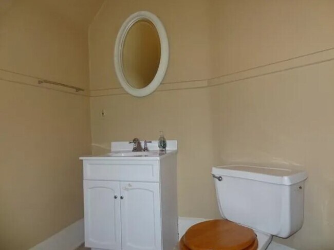 Building Photo - 320 N Dodge St