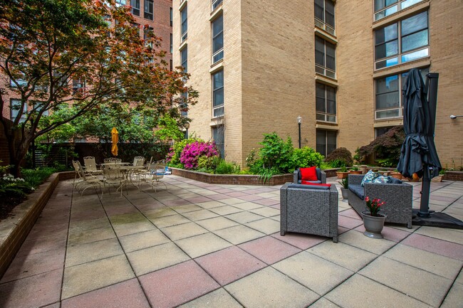 Building Photo - Beautiful 2 BR/1 BA Condo in Dupont Circle!