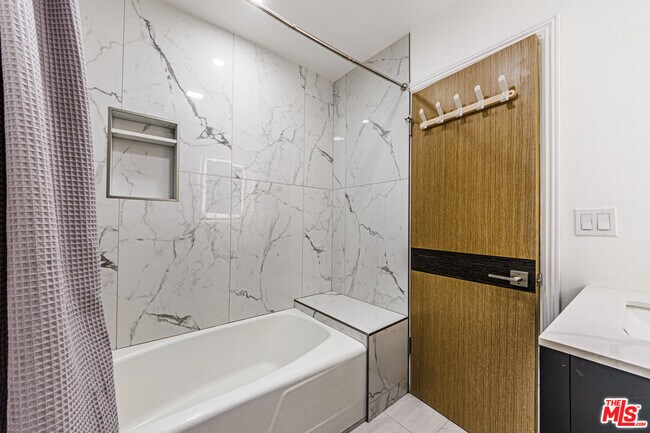 Building Photo - 722 Lincoln Blvd