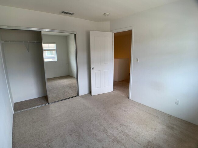 Building Photo - 3 bedrooms with A/C & 2 car garage in Ewa Beach (Spinnaker Place Townhomes)!
