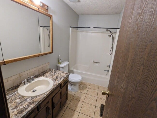 Building Photo - 5108 E Looman St