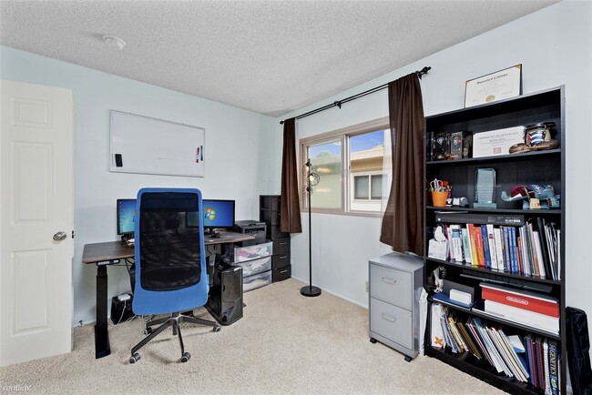 Building Photo - 2 br, 1.5 bath Condo - 2640 Worden Street 205