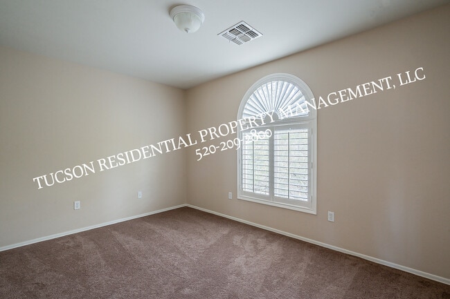 Building Photo - 6012 S Meadow Breeze Dr