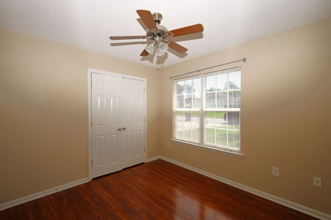 Building Photo - Available Soon! 413 Byson Circle