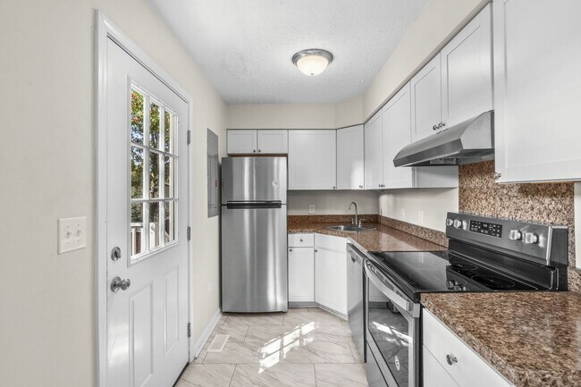 Building Photo - End unit of a Triplex within walking dista...