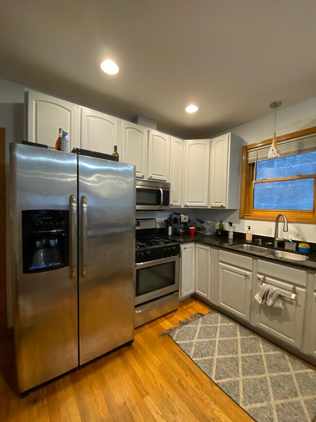 Building Photo - 3316 N Damen Ave