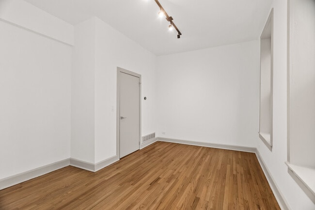 Building Photo - 2030 N Oakley Ave