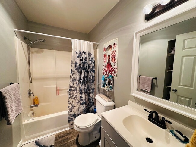 Building Photo - 3-Bedroom Townhome Minutes from Barkley Village, I-5 and Whole Food