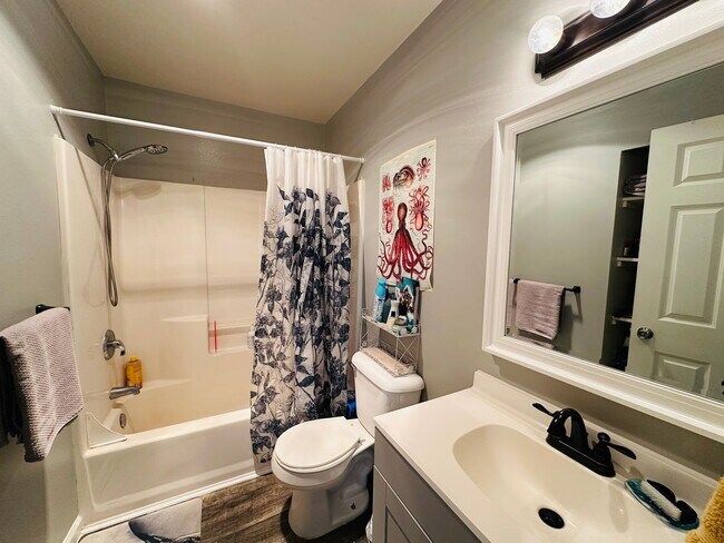 Building Photo - 4-Bedroom Townhome Minutes from Barkley Village, I-5 and Whole Food