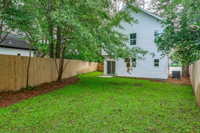 Building Photo - Pre-Leasing for the 26-27 School Year! Unbeatable Location