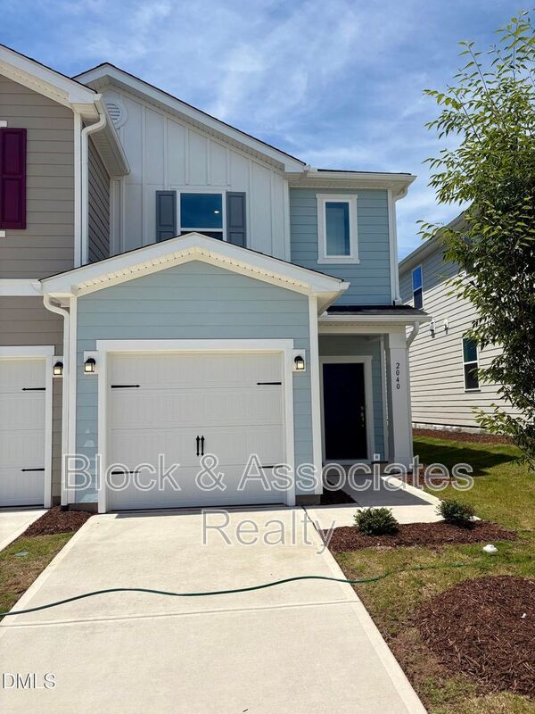 Building Photo - 2040 Oakdale Dr