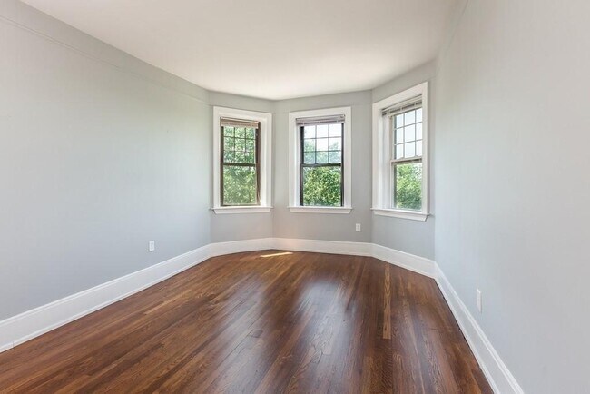 Building Photo - 394 Riverway