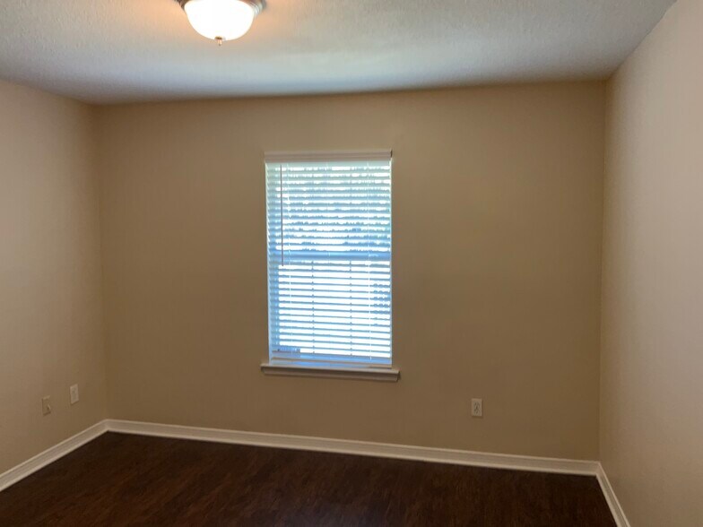 Building Photo - 12142 Corner Oaks Dr