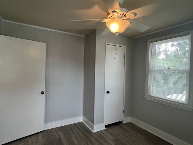 Building Photo - Walk to the Beach - 2 Bedroom, 1 Bath, Unfurnished, 2nd Floor Apartment! Available Soon!