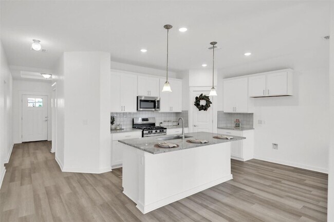 Building Photo - 15500 Pewter Luster Cv