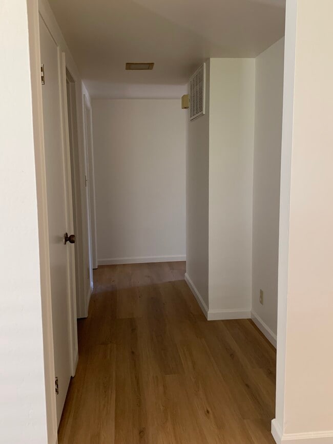 Building Photo - 16 Fairway Pl