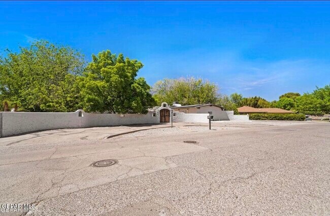 Building Photo - 5233 White Oak Dr