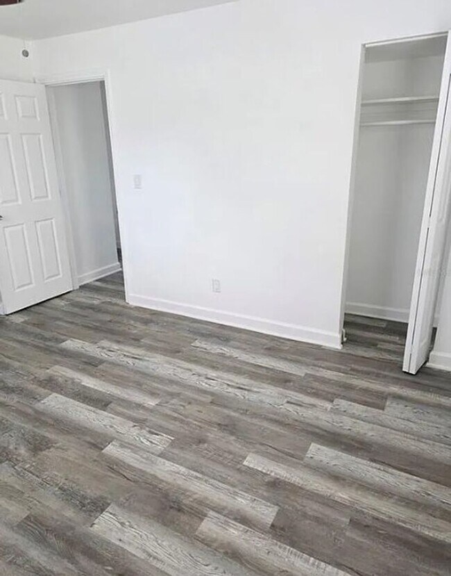 Building Photo - 2 bed 1 bath 2-plex with 850 sf. Off MLK (...