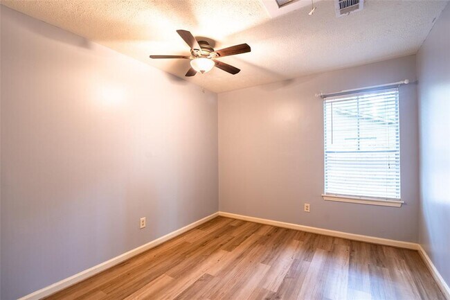 Building Photo - 2717 S Millbend Dr