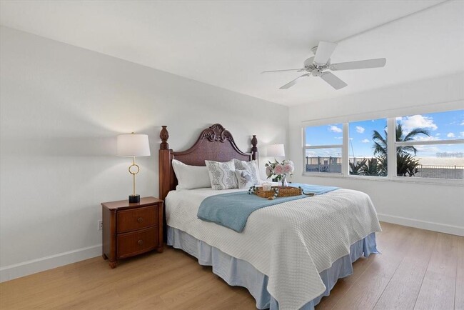 Building Photo - 255 The Esplanade N