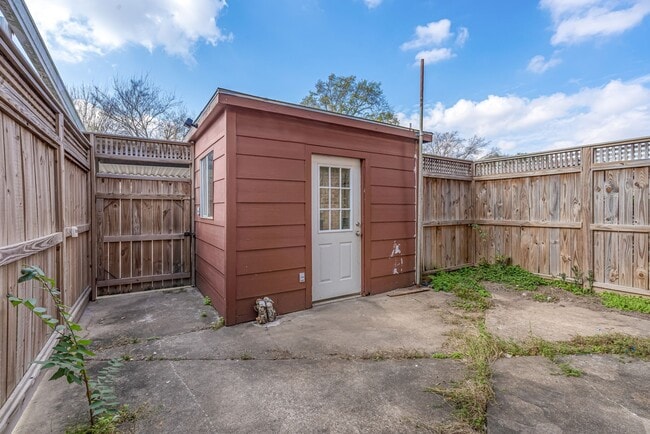 Building Photo - 1057 Willow Oaks Cir