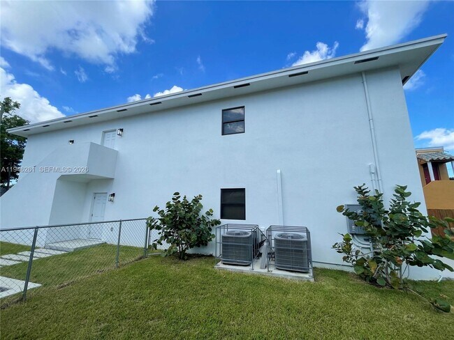 Building Photo - 1063 NW 31st St