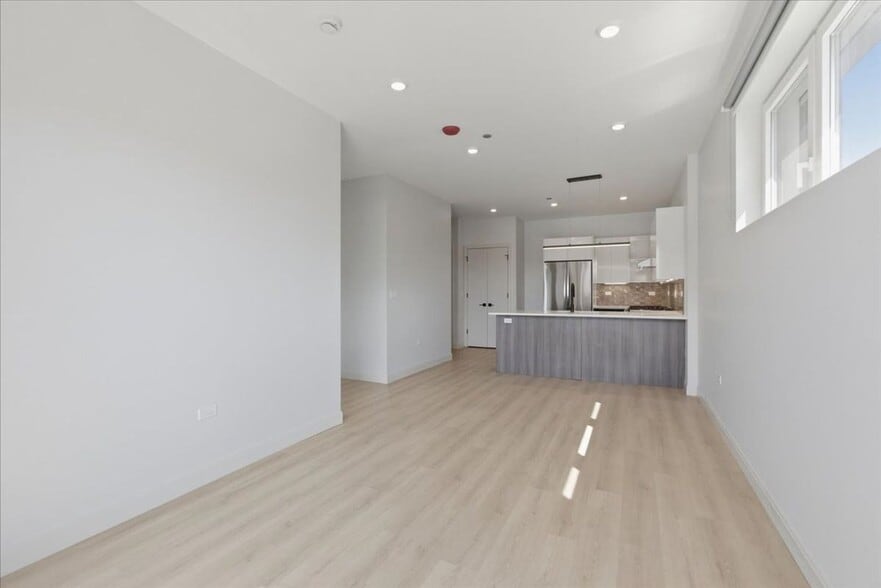 Building Photo - 948 W Sunnyside Ave