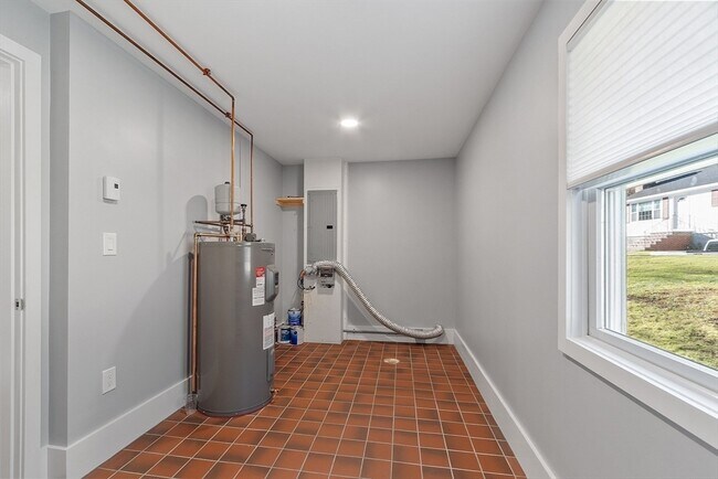 Building Photo - 82 Cedar St