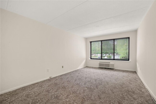 Building Photo - 200 High Point Dr