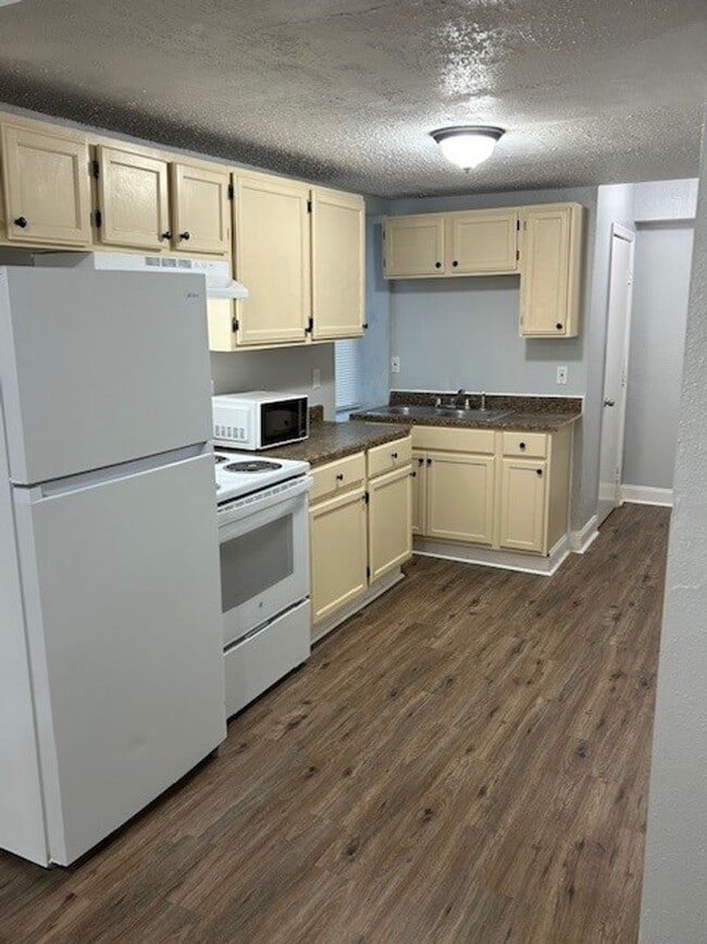 Building Photo - Newly renovated 3 BR 1.5BA 1400 sf townhouse located in near downtown Norfolk.