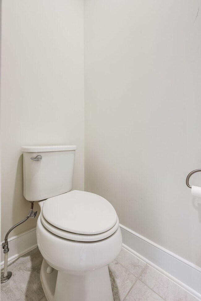 Building Photo - Updated 3br/2.5ba Condo Townhome Alexandria Walk to Metro