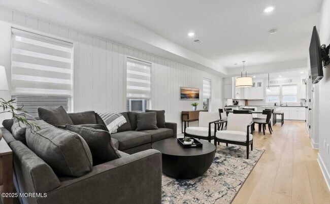 Building Photo - 7 Center St